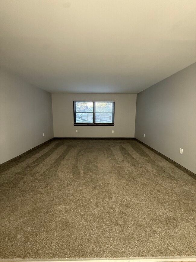 Living Room - Shoreline Apartments