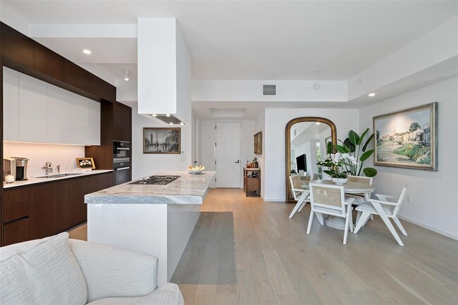 Building Photo - 1211 W Riverside Dr Unit 3D Rental