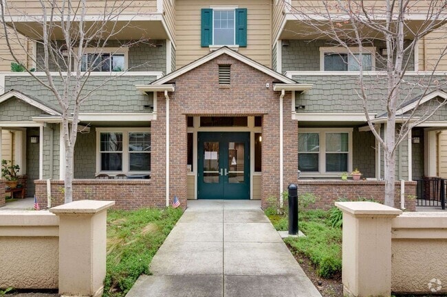 Building Photo - Stunning Top-Floor Condo with Open Layout,...