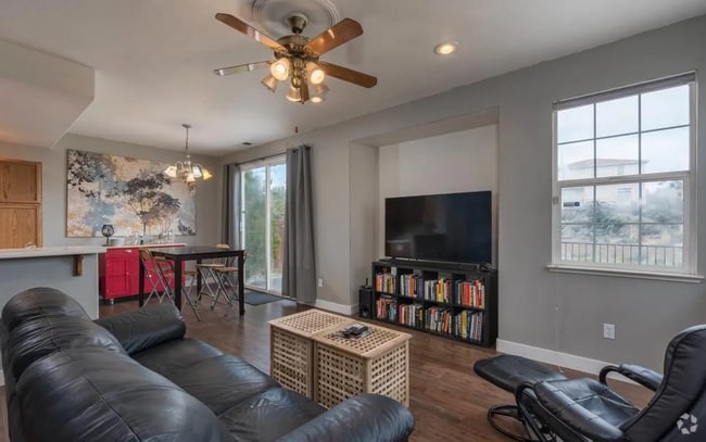 Building Photo - Adorable and Cozy 3 bed / 2.5 Bath - Comin... Rental