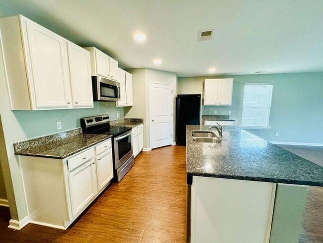 Photo - 4 bed, 2 bath-- Available Aug 2026!