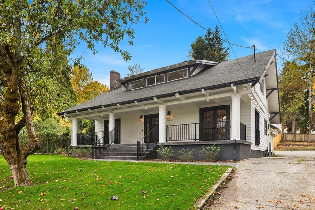 Building Photo - 10425 Des Moines Memorial Dr S