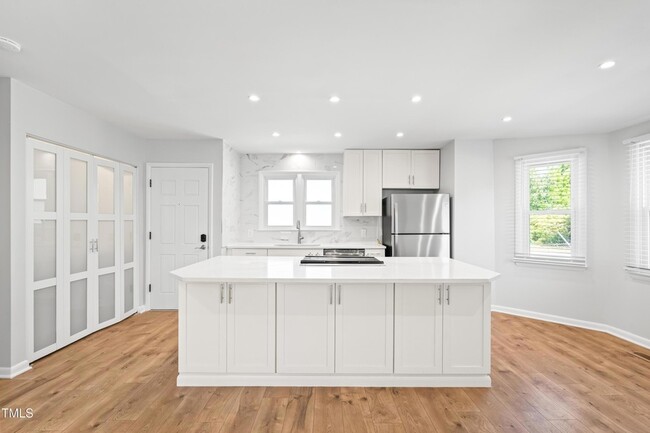 Photo - 1212 Pender St