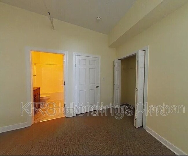 Building Photo - 123 E Broad St Unit 2D