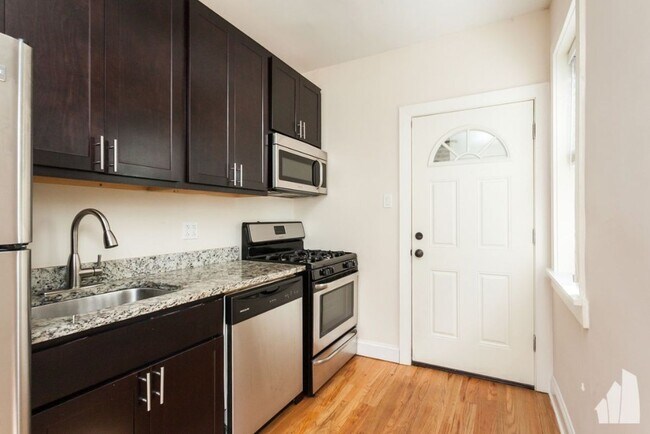 Photo - 4034 N Ashland Ave Unit 4036 w1