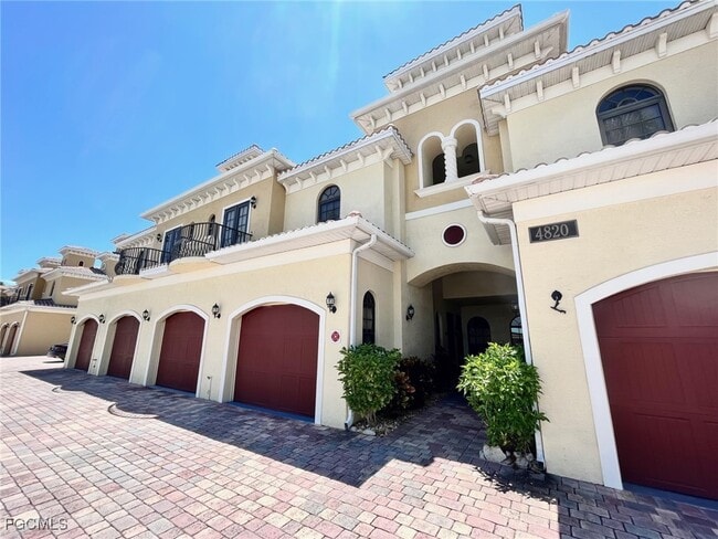Building Photo - 4820 SW 17th Pl Unit 7