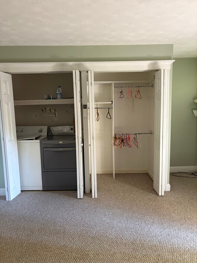 Washer / Dryer - 526 East Ave