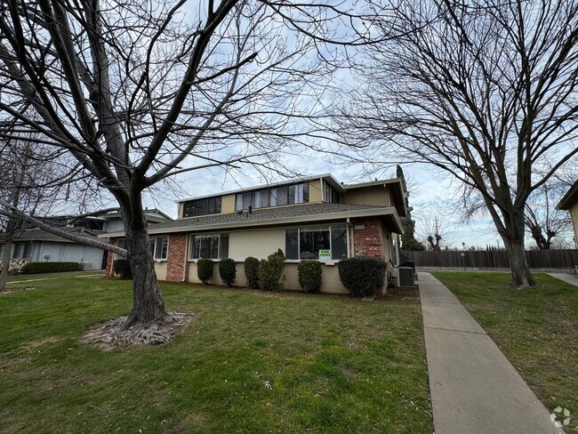 Building Photo - NICE DOWNSTAIRS Rental