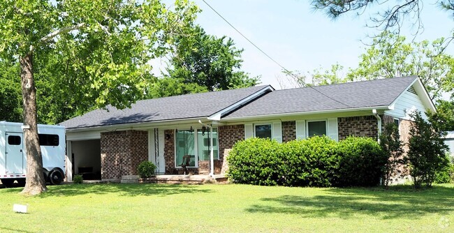 Building Photo - 3 Bed 2.5 Bath in Pilot Point Rental