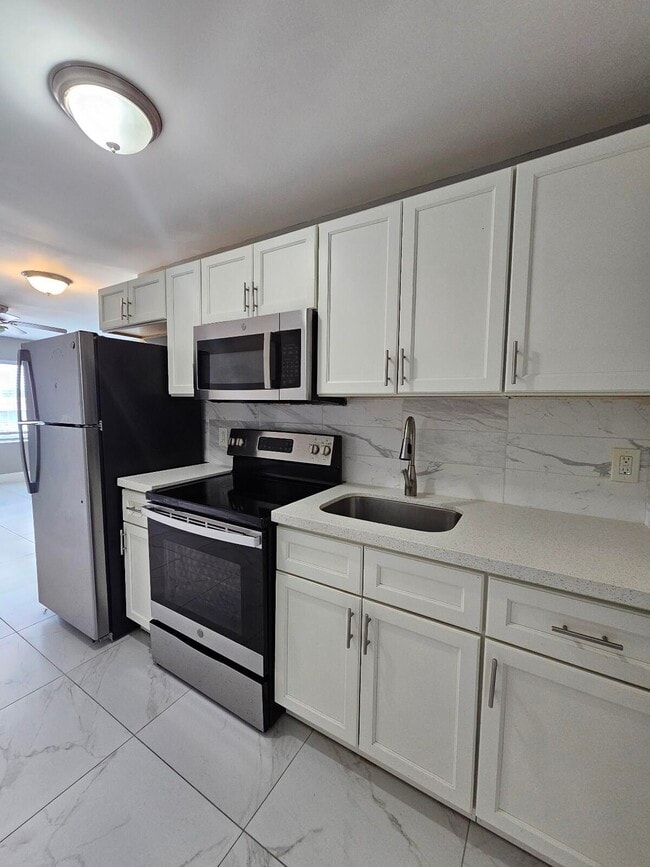 Photo - 933 W 7th St