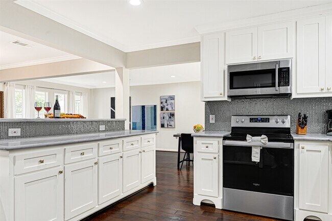 Building Photo - 5534 Loch Lomond Dr
