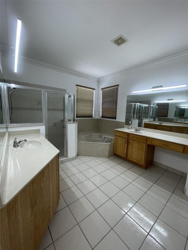 Photo - 3725 NE 10th St