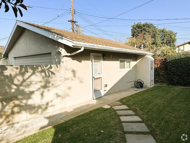 Building Photo - 1005 E Palmyra Ave Unit Studio Rental