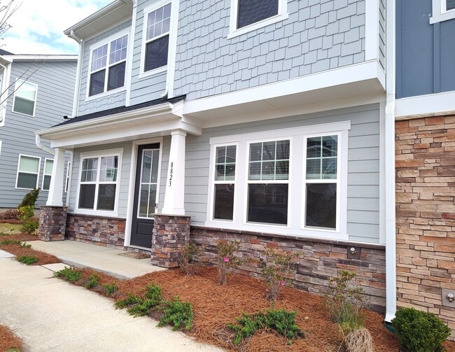 Building Photo - Beautiful, end-unit, townhome located in the Commons at Farmington Community in Charlotte!