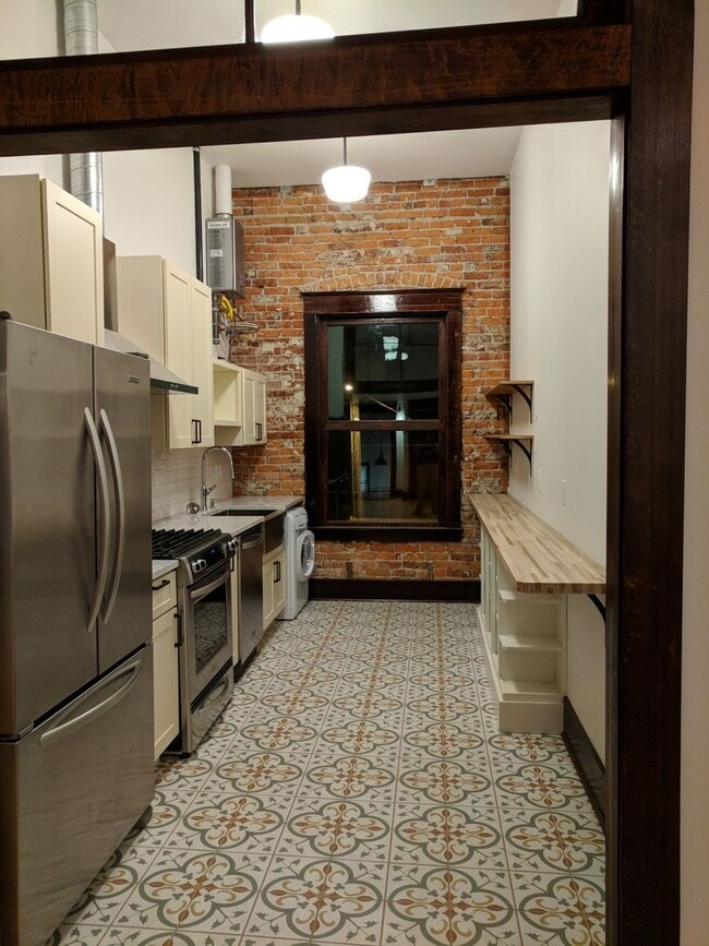 Building Photo - Historic Downtown Cle Elum Apartment right on the main street!