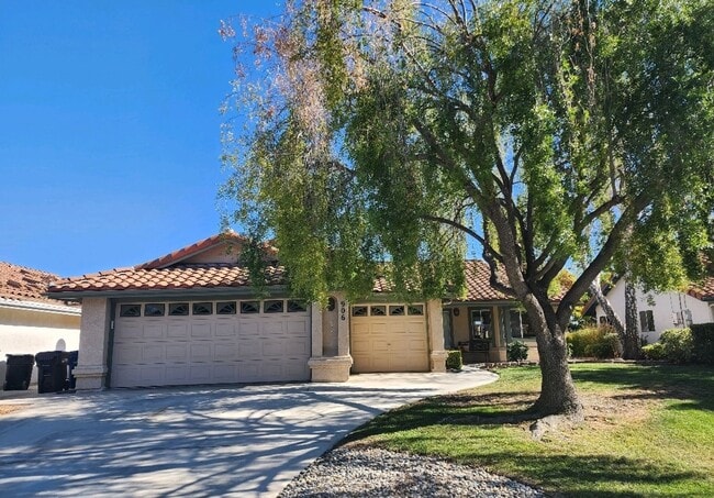 Building Photo - 3 Bedroom 2 bath with 2.5 car garage. Rental