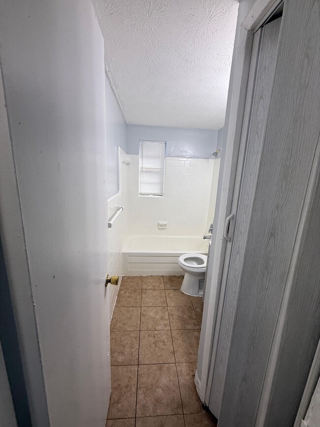 Photo - 1651 Union St W