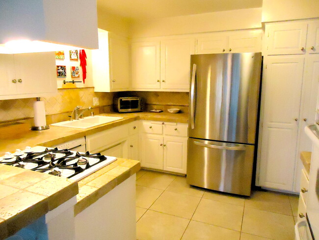 KITCHEN - 8800 Huntington Dr Apartments Unit 12