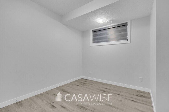 Photo - 3233 Magpie Link NW