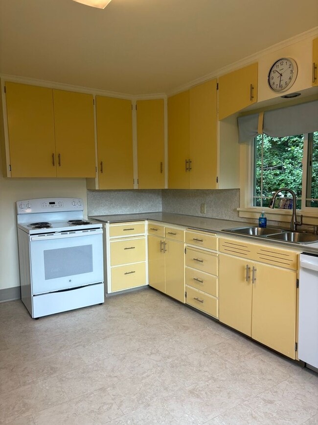 Photo - Remodeled 2 Bed / 1 Bath with Garage, Fenced Yard & All Utilities Included Near Midtown Missoula
