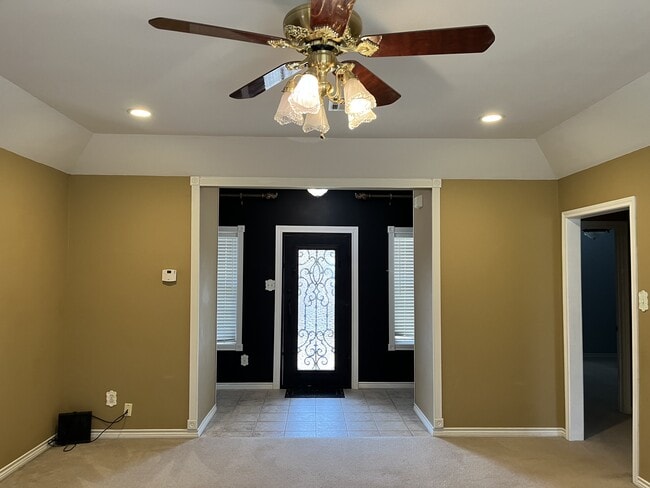 Photo - 302 Red Oak Ln