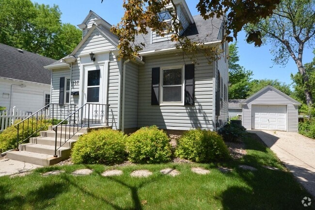 Building Photo - Kutzky Park charmer just blocks to downtown! Rental