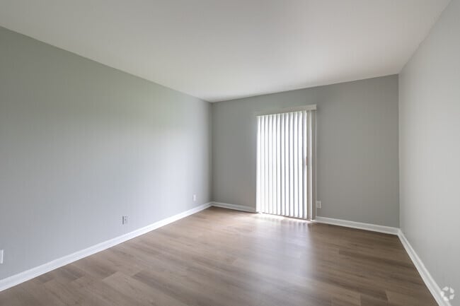 1BR, 1BA - 600SF - Bedroom