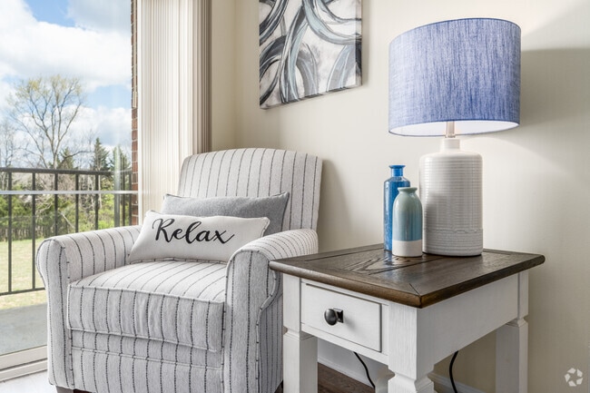 2BR, 1BA - 894SF - Living Room