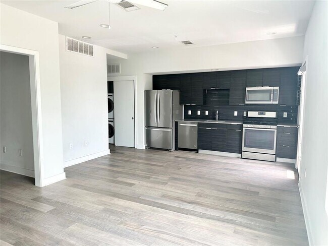 Photo - 1800 E 4th St Unidad 305