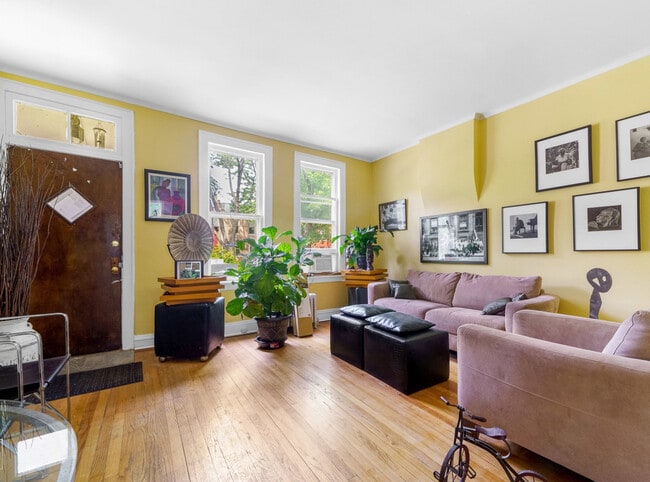 Bright and spacious living room - 11349 S Saint Lawrence Ave