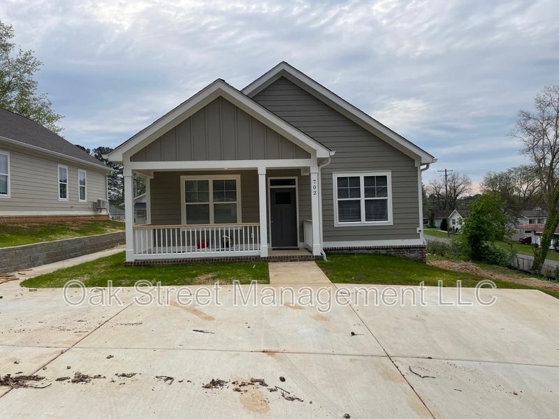 Photo - 702 Moore St