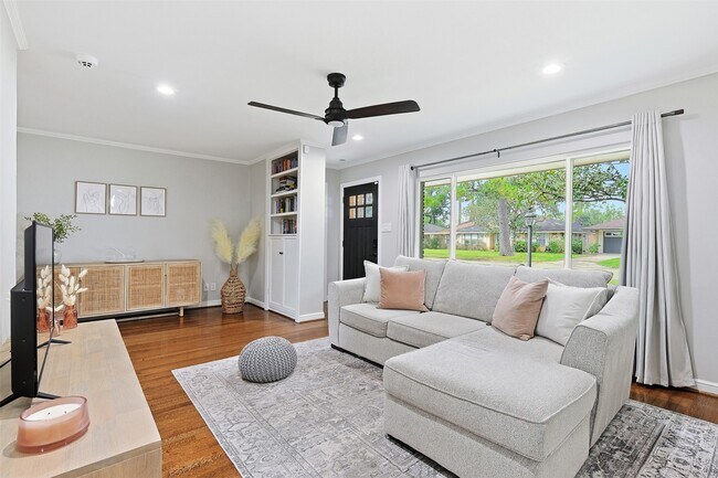 Photo - 2015 Woodcrest Dr