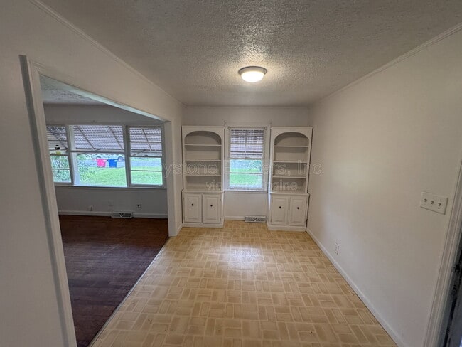 Photo - 2106 Knightsbridge Rd