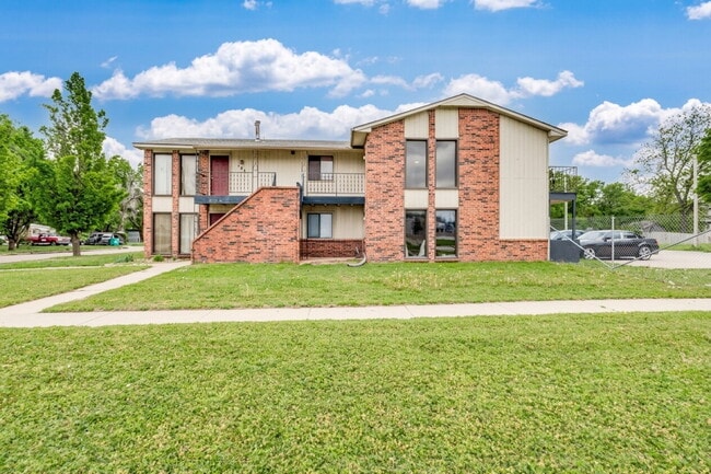 Building Photo - "Charming 2-Bed Apartment with Full Bath in Wichita's Heart!"
Hurry! Limited-Time Special: NO AP... Unit 202