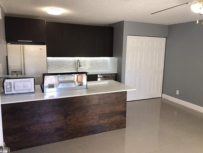 Photo - 637 Executive Center Dr Unidad N107