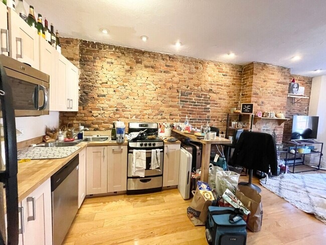 Images are representative samples of the advertised unit. Actual units shown during tours may differ - 206 Northampton St Unit 1E