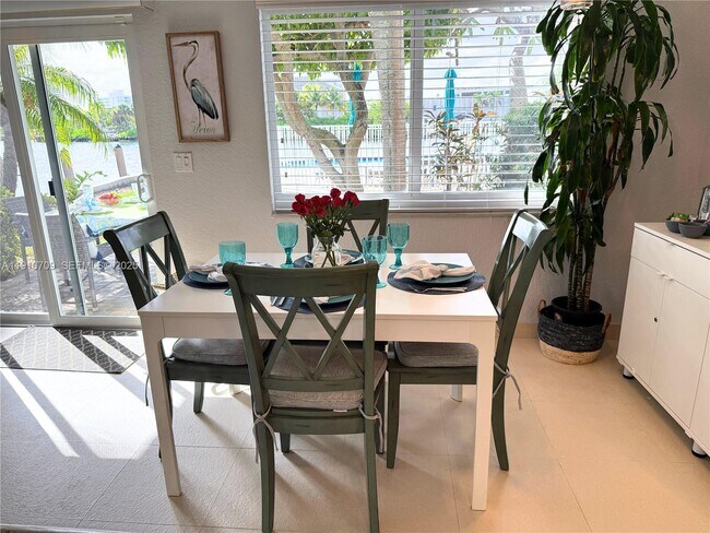 Building Photo - 1705 N Riverside Dr Unit 1