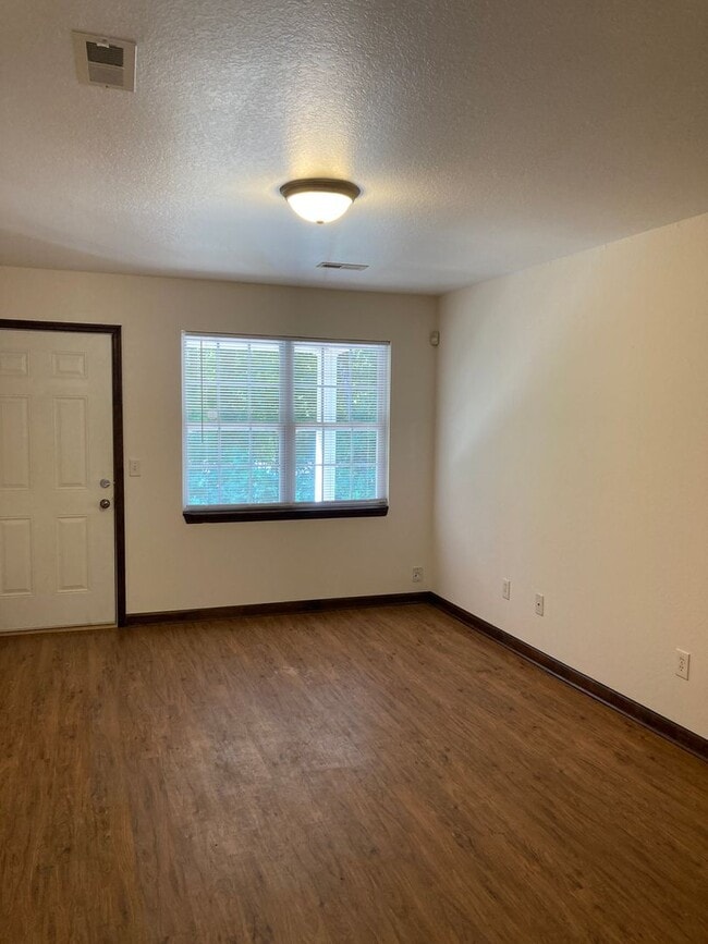 Building Photo - 1729 Louise Dr SE Unit A