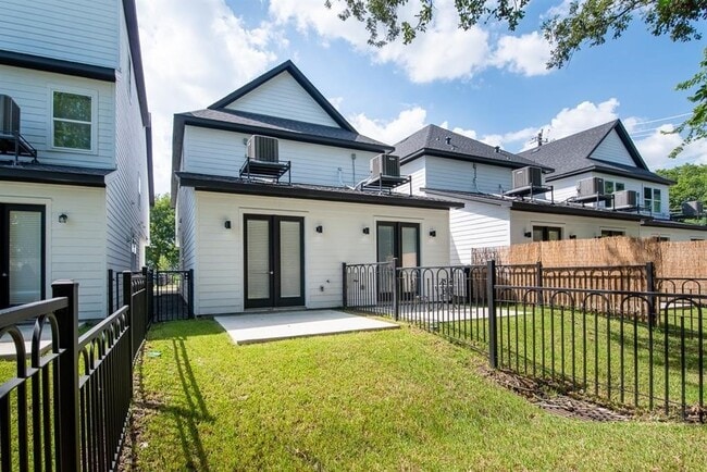 Building Photo - 3253 Real St Unit A