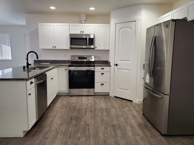Photo - 1125 W Ivy Ave Apartment Unit B