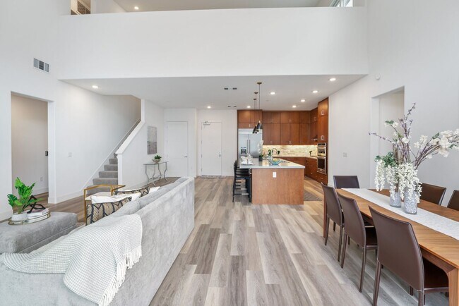 Photo - Gorgeous penthouse condo in East Industrial neighborhood – Fremont! Unidad 306