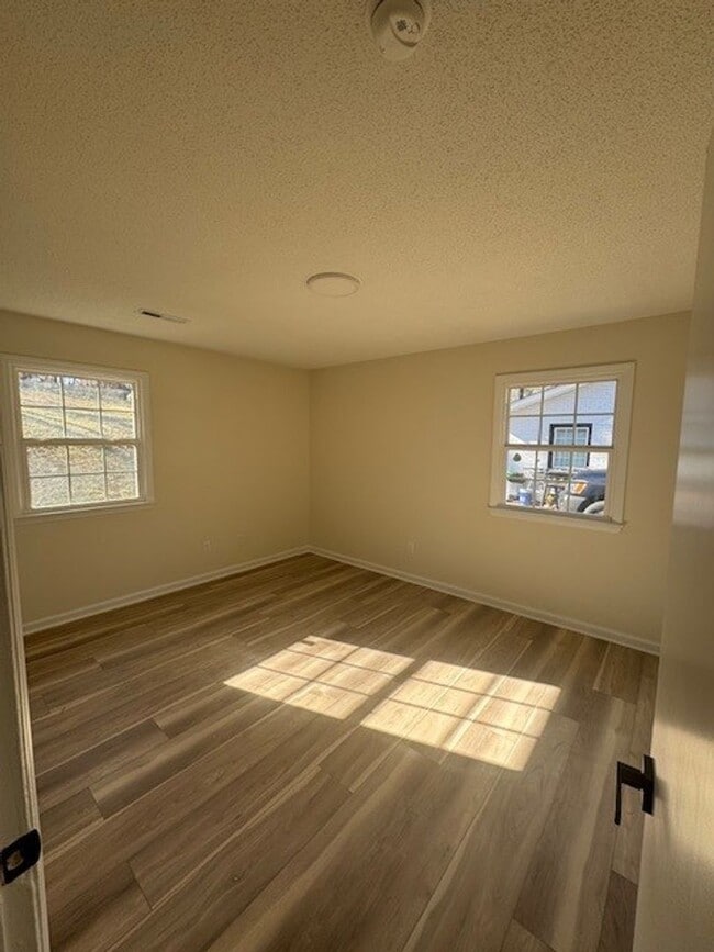 Photo - ****** HALF OFF FIRST FULL MONTH OF RENT!! ******