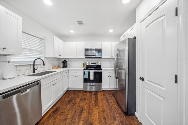 Building Photo - 2212 Rosewood St Unit F