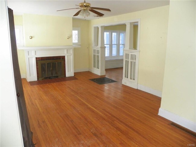 Photo - 915 E Colvin St