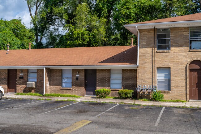 Photo - Dixie Downs Apartments