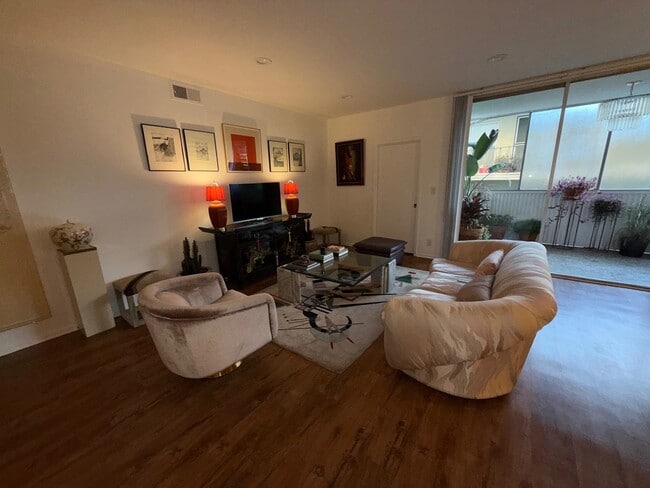 Photo - 1541 Hayworth Ave Unidad 102