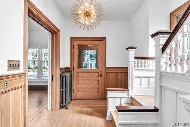 Photo - 887 W Ferry St