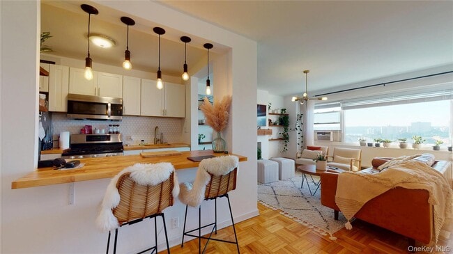 4 Fordham Hill Oval Unit 8C