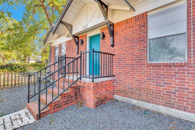 Photo - 222 Moody St