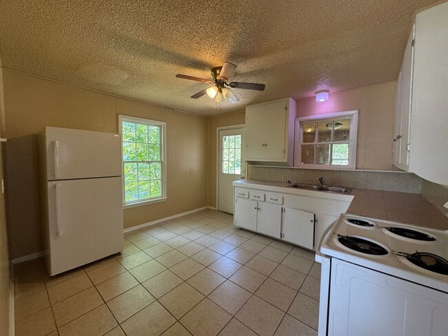 Photo - 1205 E Avenue G